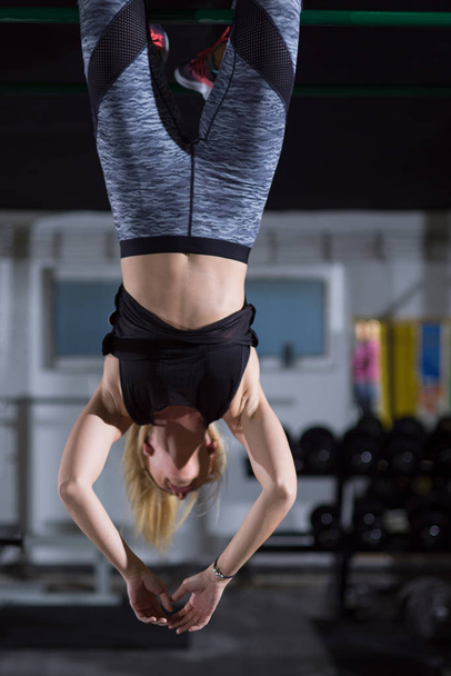 woman doing abs exercises - Fotó, kép