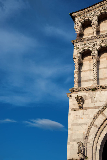 Cathédrale de Lucques avec nuages
 - Photo, image