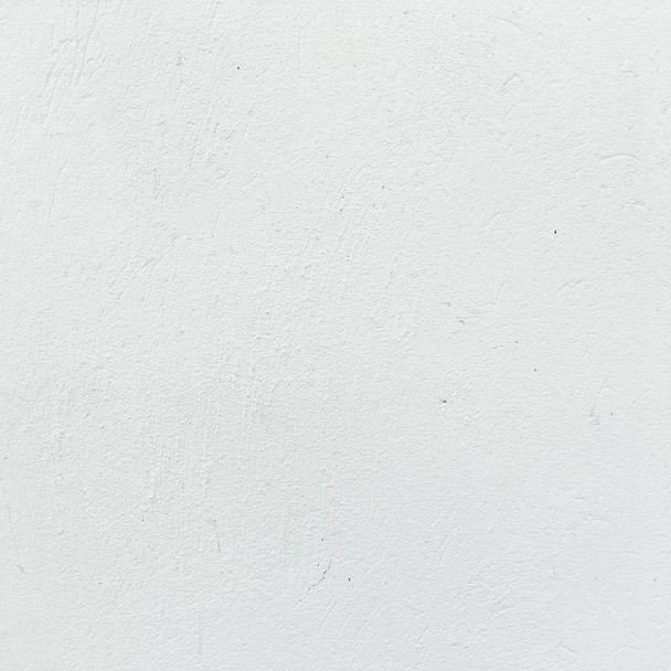 Het patroon grungy geschilderde muur als achtergrond. Gebarsten vintage betonvloer textuur, oude wit geschilderde muur. Achtergrond gewassen schilderij. - Foto, afbeelding