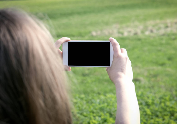 Gros plan des mains des femmes tenant un téléphone cellulaire
 - Photo, image