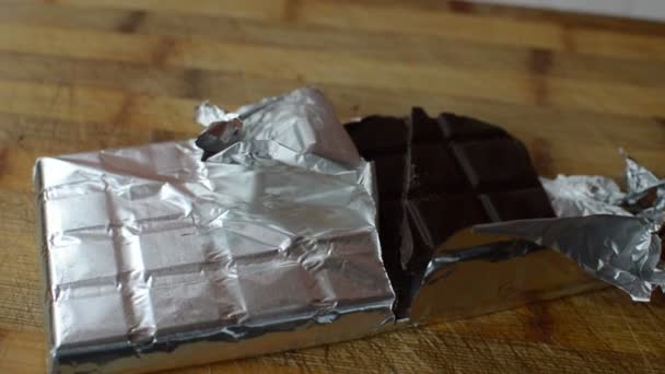 stříbrný papír zabalený čokoládové tyčinky - Záběry, video