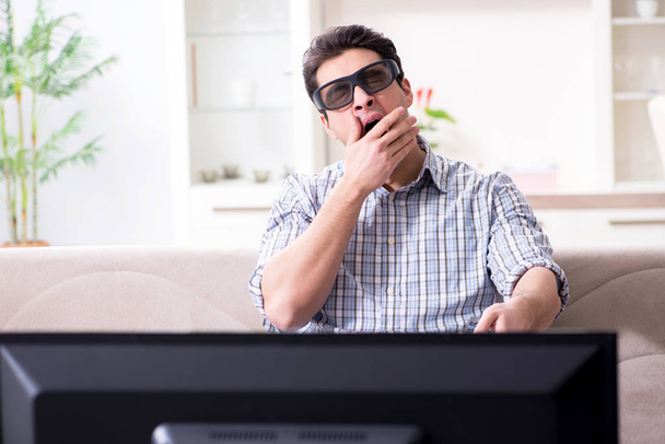 Homem assistindo tv 3d em casa - Foto, Imagem