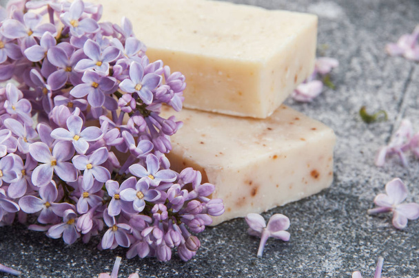 Exfoliante de jabón hecho a mano y lila
 - Foto, Imagen