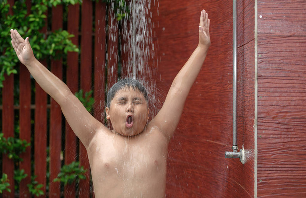 obèse garçon prendre douche avant la natation
, - Photo, image