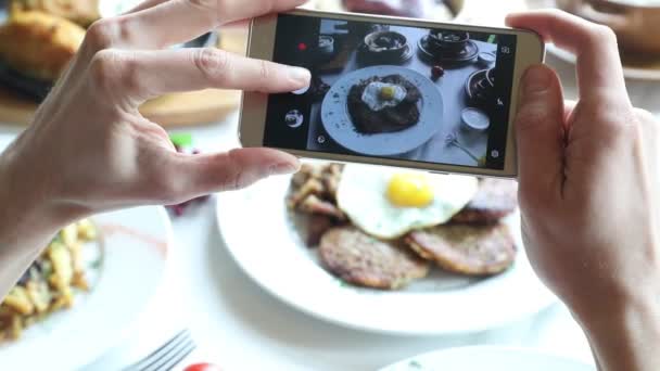 Χέρια λήψη φωτογραφίας διάφορα πιάτα με smartphone - Πλάνα, βίντεο