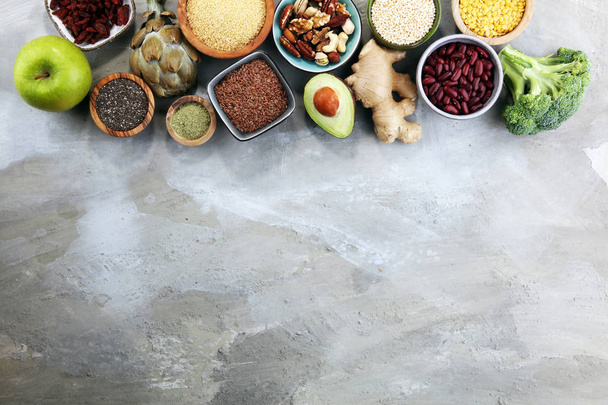 концепция суперпродуктов на каменном столе с авокадо, годжи и орехами и
 - Фото, изображение