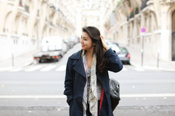 Азиатская красивая студентка, стоящая на улице, идущая после занятий
. - Фото, изображение
