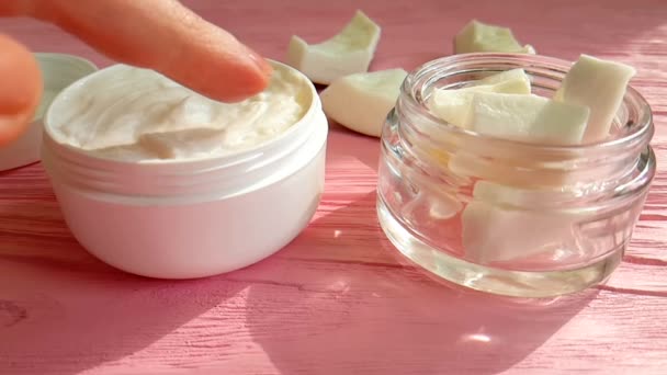 crème cosmétique noix de coco main rose fond en bois tir au ralenti
 - Séquence, vidéo