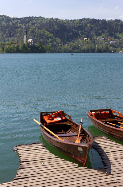Ξύλινα τρεχαντήρια στο Lake Bled - Φωτογραφία, εικόνα