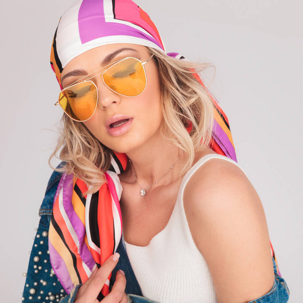 smyslná žena nosí barevný šátek kolem hlavy zavření oka - Fotografie, Obrázek