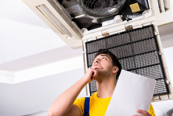 Oprava stropní klimatizační jednotky - Fotografie, Obrázek