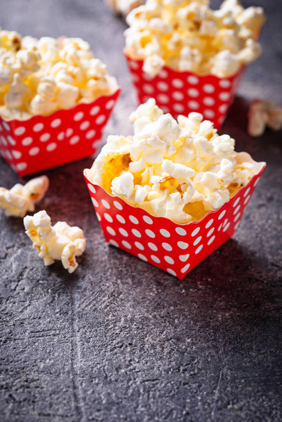 Popcorn in rode polka dot pack  - Foto, afbeelding