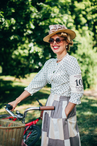 Retro cruise 2018, Ukraine KIEV, UKRAINE - MAY 13: people in vintage clothing participating in bicycle Retro cruise on MAY 13, 2018 in Kiev, Ukraine - Fotoğraf, Görsel