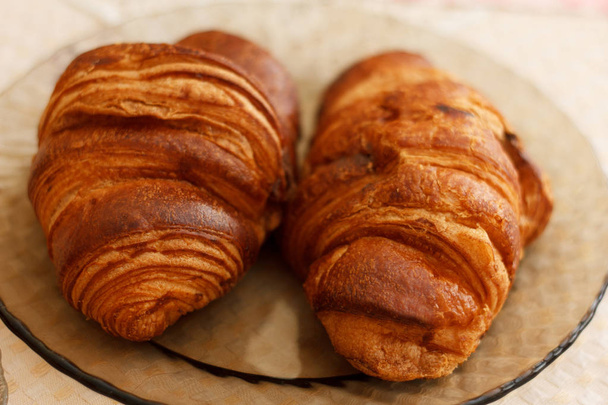 zlaté nabírané croissanty - Fotografie, Obrázek
