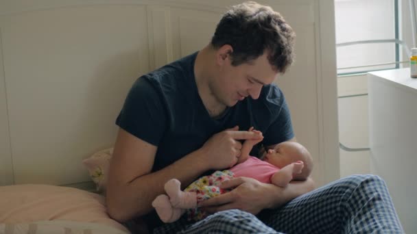 Mann freut sich über eine kleine Tochter - Filmmaterial, Video