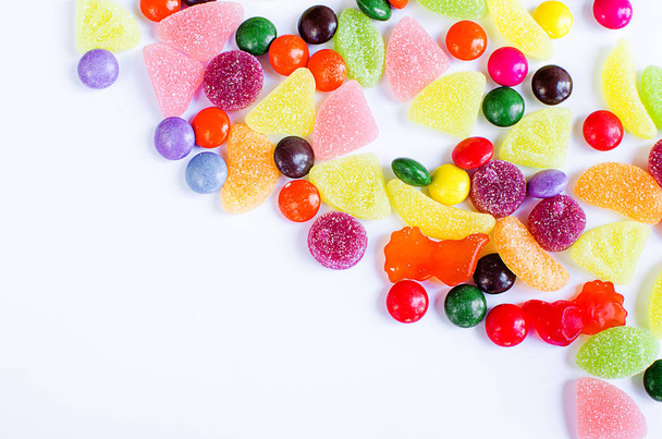 Розсіяні кольорові цукерки на обмеженому
  - Фото, зображення