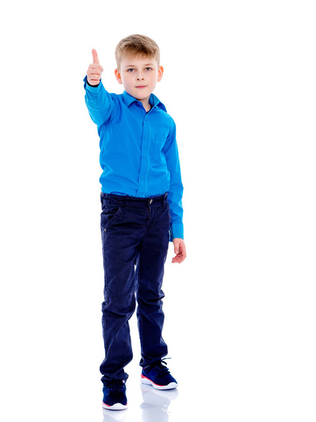 A little boy is holding a finger up. - Фото, зображення
