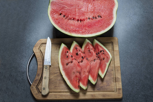 halbe Wassermelone auf dem Holzbrett - Foto, Bild