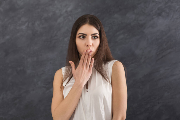 verängstigte Frau bedeckt Mund mit Hand - Foto, Bild