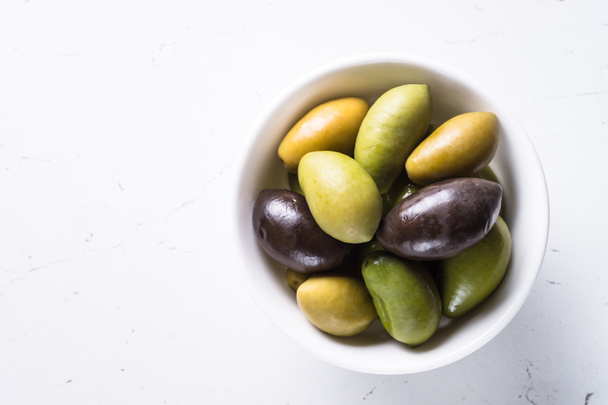 Olives sur blanc
. - Photo, image