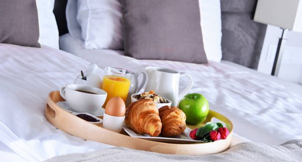 Завтрак на трамвае в постели в гостиничном номере - Фото, изображение
