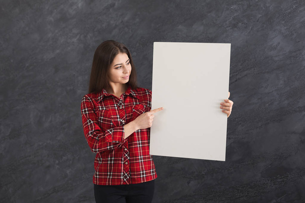Fiatal nő, üres fehér papír - Fotó, kép