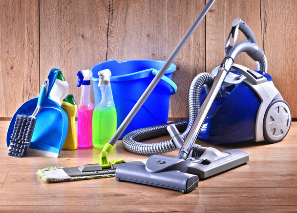 Variedade de garrafas de detergente e produtos químicos de limpeza - Foto, Imagem