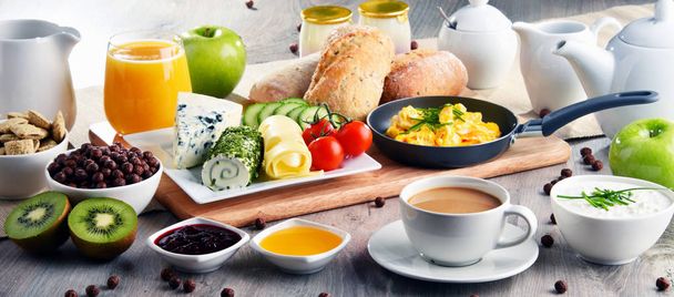 Ontbijt met koffie, kaas, granen en roerei - Foto, afbeelding