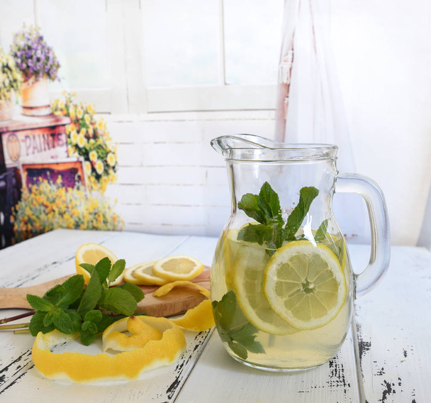 A limonádé ital limonádé a kancsót és a citrom elkészítése - Fotó, kép