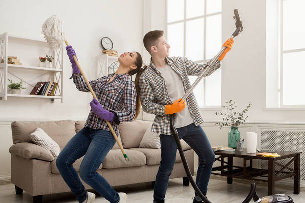 junges Paar, das zu Hause putzt, Spaß hat - Foto, Bild