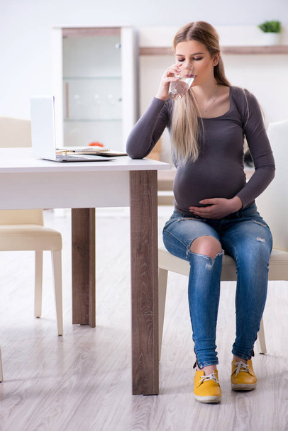 Schwangere zu Hause bereitet sich auf die Geburt vor - Foto, Bild