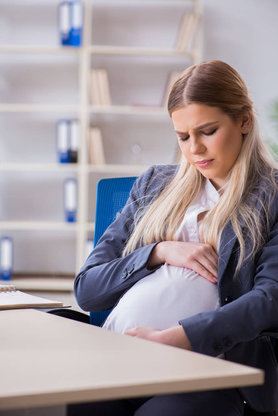 Pregnant woman employee in the office - Zdjęcie, obraz