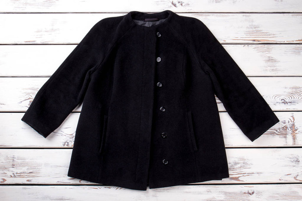 Abrigo negro corto femenino
. - Foto, Imagen