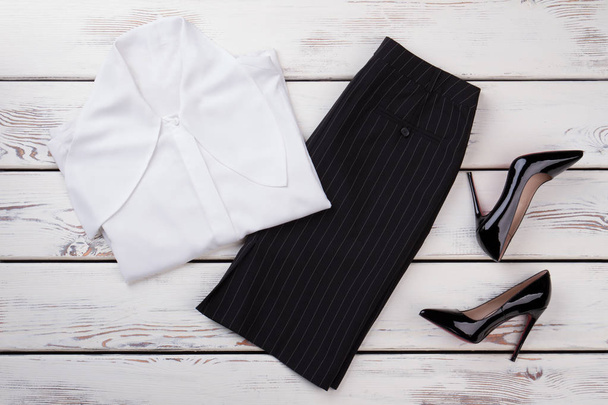 Белая блузка, юбка и каблуки
. - Фото, изображение