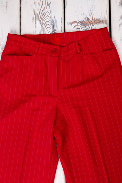 Kobiety Klasyczne projektowanie czerwone spodnie. - Zdjęcie, obraz