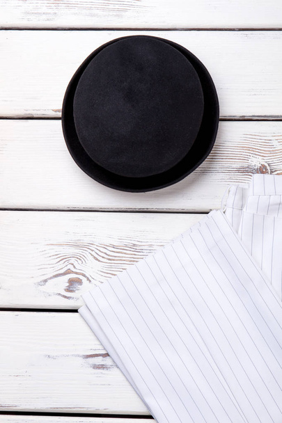 weiblicher schwarzer Hut und weiße Hose. - Foto, Bild