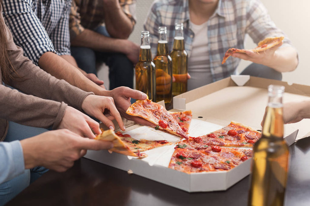 Руки друзей, принимающих ломтики вкусной пиццы дома
 - Фото, изображение