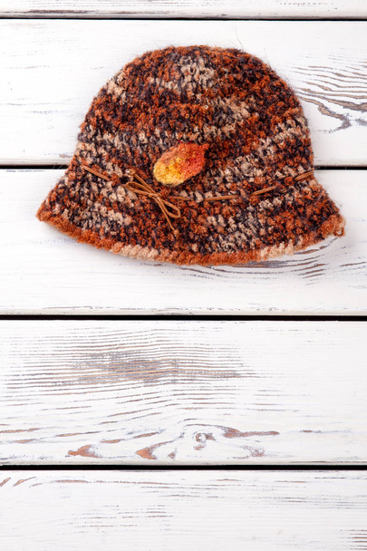 Sombrero de invierno para mujer sobre fondo de madera
. - Foto, Imagen