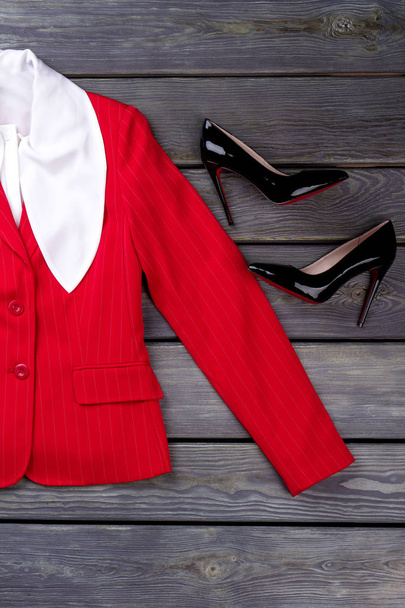 Kadın kırmızı ceket ve siyah louboutin. - Fotoğraf, Görsel