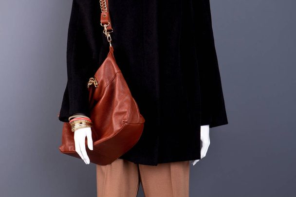 Maniquí femenino con bolso de cuero moderno
. - Foto, Imagen