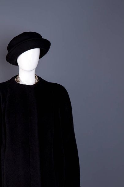 Female mannequin in black autumn clothes. - Foto, afbeelding