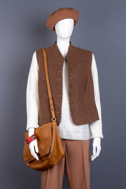 Maniquí femenino en ropa elegante marrón
. - Foto, imagen