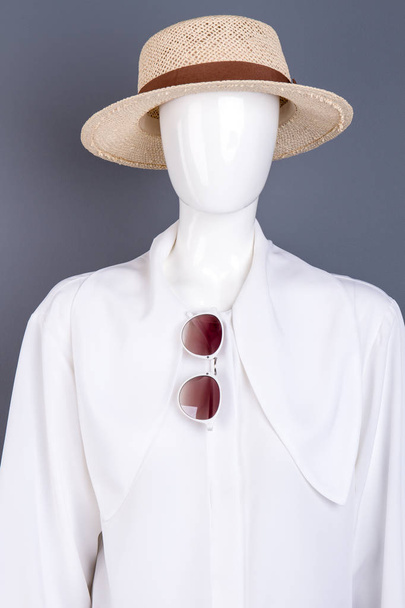 Etalagepop in witte blouse en stro hoed. - Foto, afbeelding