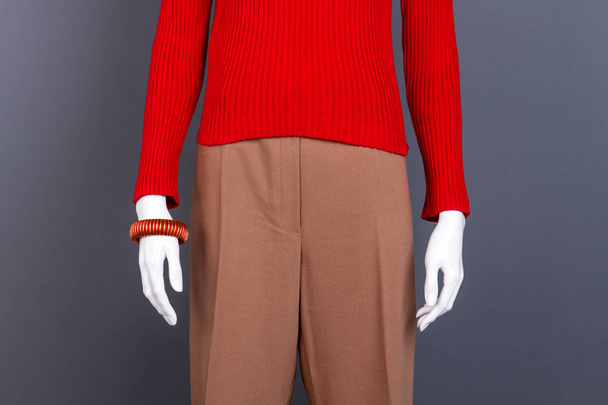Bliska czerwony sweter i akcesoria. - Zdjęcie, obraz