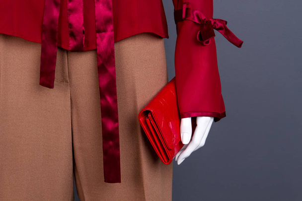Close up mannequin with red purse. - Fotoğraf, Görsel