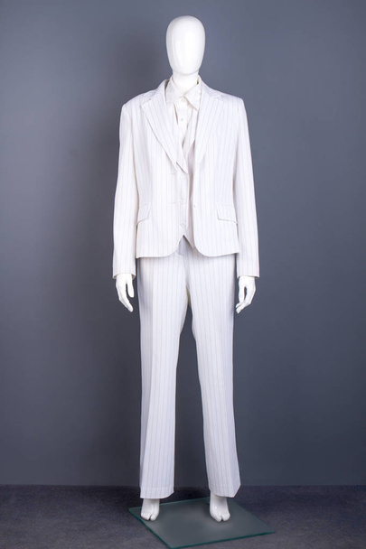 Mannequin en blazer blanc féminin et pantalon
. - Photo, image