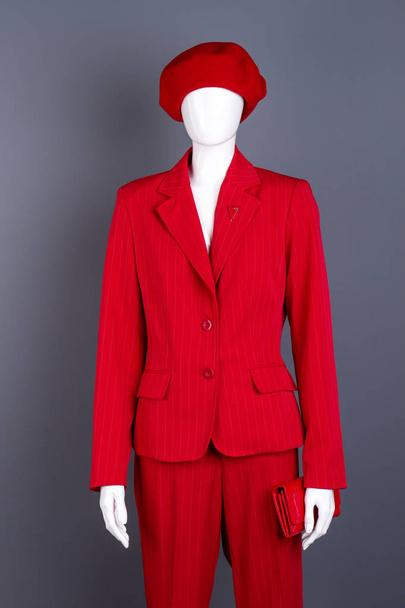 Manequim feminino em vermelho elegante vestuário
. - Foto, Imagem