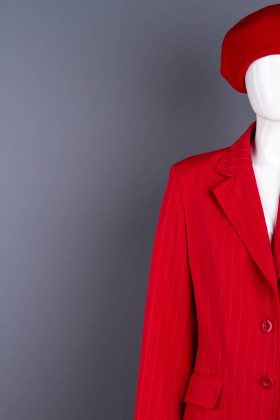 Maniquí femenino en ropa roja, espacio para copiar
. - Foto, imagen
