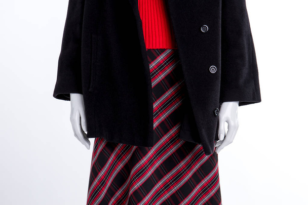 Detailní záběr Černý kabát a Vzorovaná sukně. - Fotografie, Obrázek