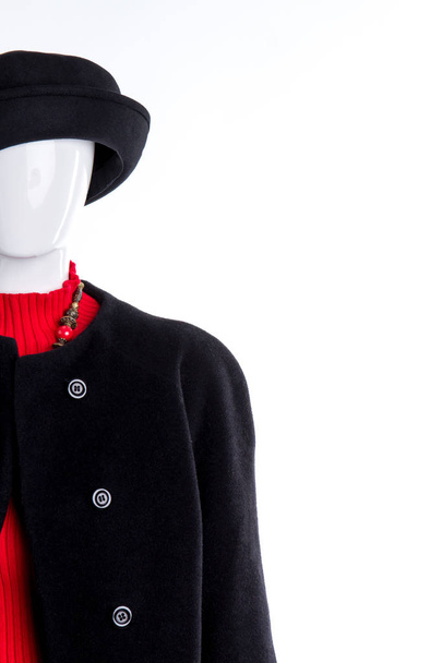 Vrouwelijke etalagepop in zwarte hoed en jas. - Foto, afbeelding